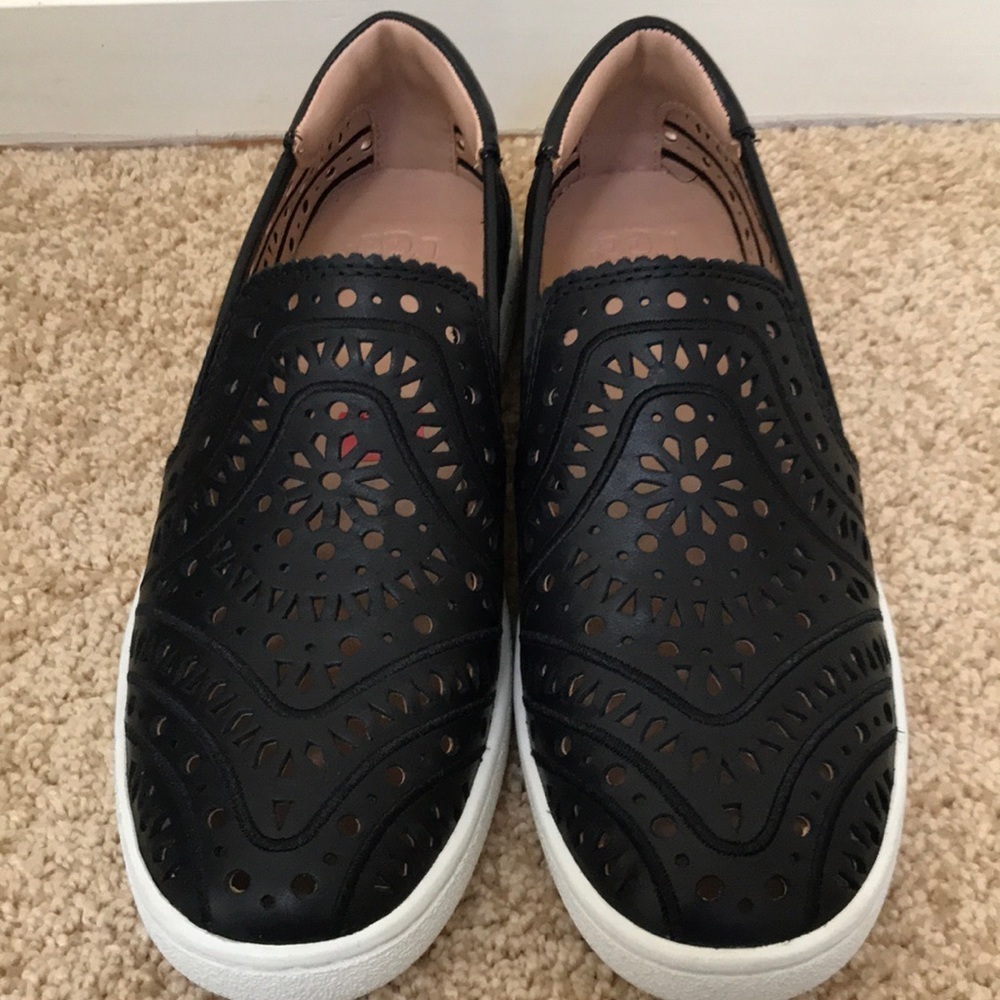 NWOB! UGG size 7 black leather perforated sneakers - Picture 1 of 8